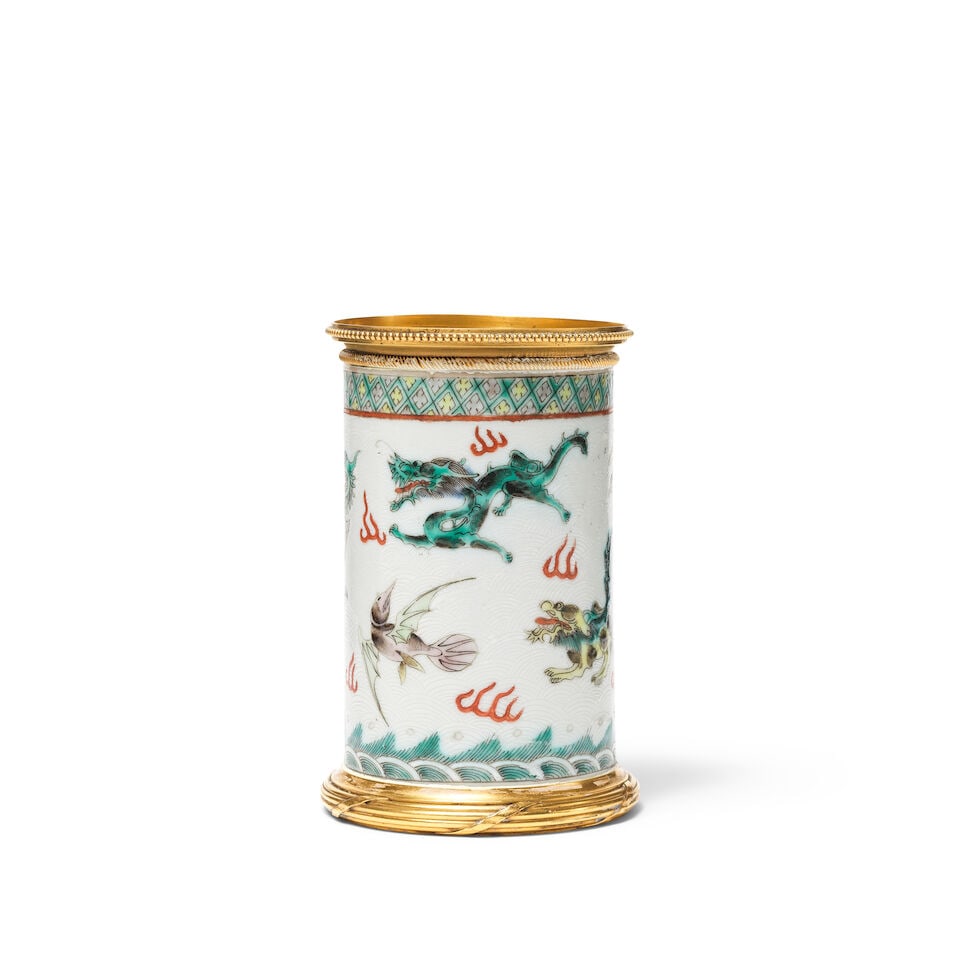 POT À PINCEAUX EN PORCELAINE DE LA FAMILLE VERTE Dynastie Qing, XIXe siècle: POT À PINCEAUX EN PORCELAINE DE LA FAMILLE VERTE Dynastie Qing, XIXe siècle A FAMILLE VERTE 'MYTHICAL BEAST' BRUSHPOT Qing Dynasty, 19th century With later gilt-metal mounts. 13 cm (5 1/8