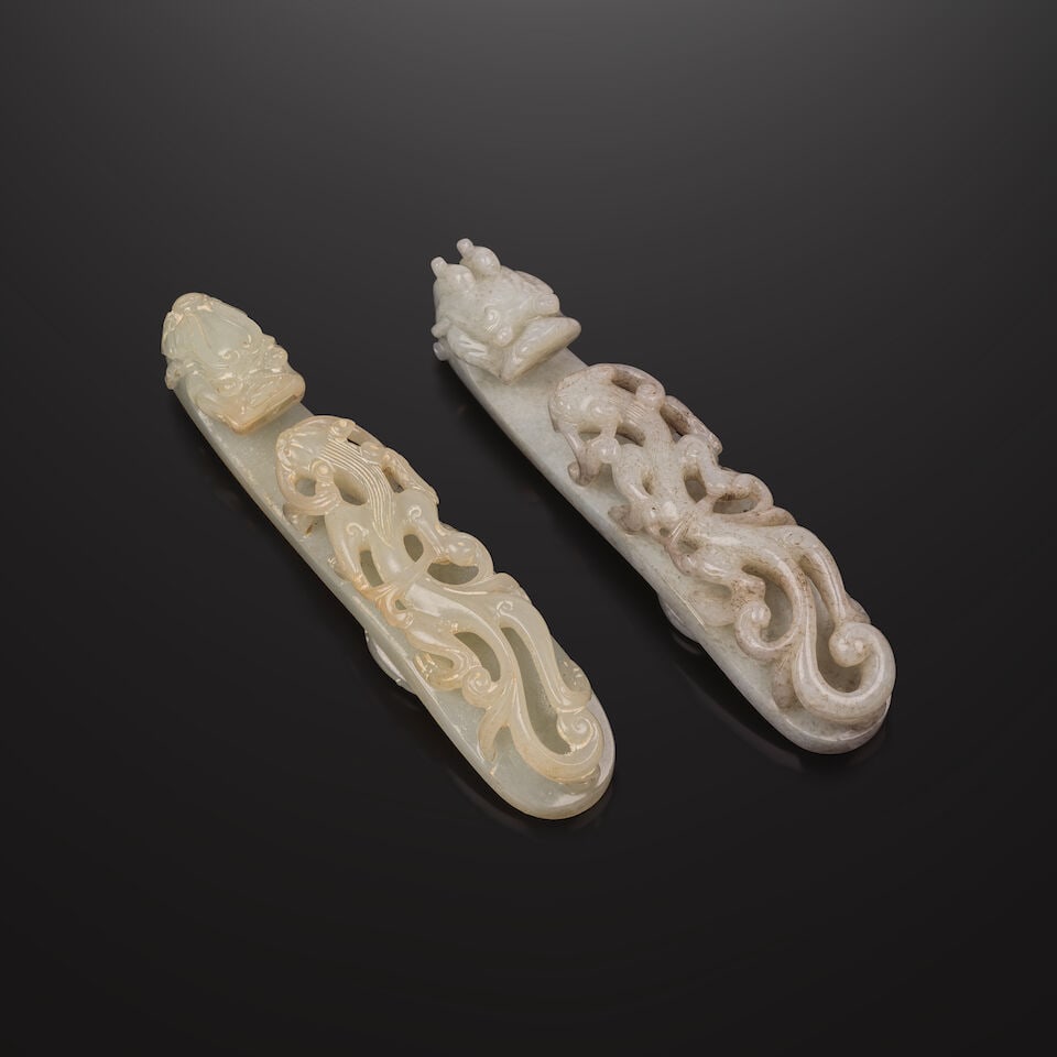 DEUX BOUCLES DE CEINTURE EN JADE CÉLADON Fin de la Dynastie Qing (1644-1911) (1 of 2)