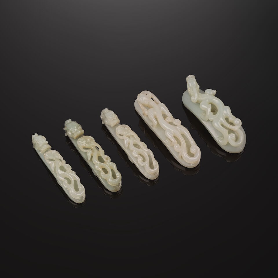 TROIS BOUCLES DE CEINTURE EN JADE CÉLADON ET DEUX BOUCLES DE CEINTURE RÉDUITES EN JAD... (1 of 2)