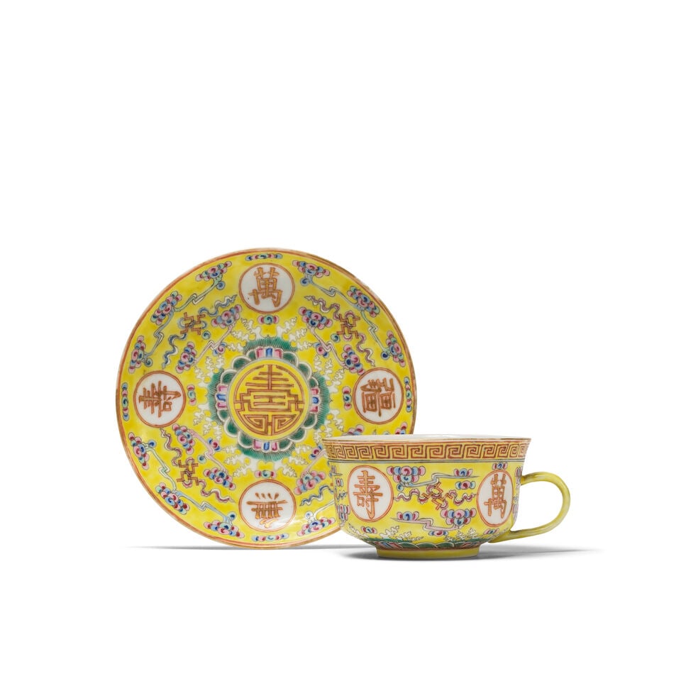 TASSE ET SOUCOUPE EN PORCELAINE DE LA FAMILLE ROSE À FOND JAUNE Marques et époque Guan... (1 of 3)