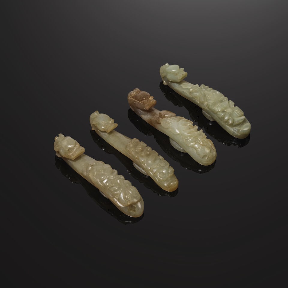 QUATRE BOUCLES DE CEINTURE EN JADE CÉLADON Dynastie Qing, XIXe siècle (4): QUATRE BOUCLES DE CEINTURE EN JADE CÉLADON Dynastie Qing, XIXe siècle FOUR SMALL MOTTLED JADE BELT HOOKS Qing Dynasty, 19th century The largest 9.3 cm (3 5/8 in.) long (4). Footnotes: Proven