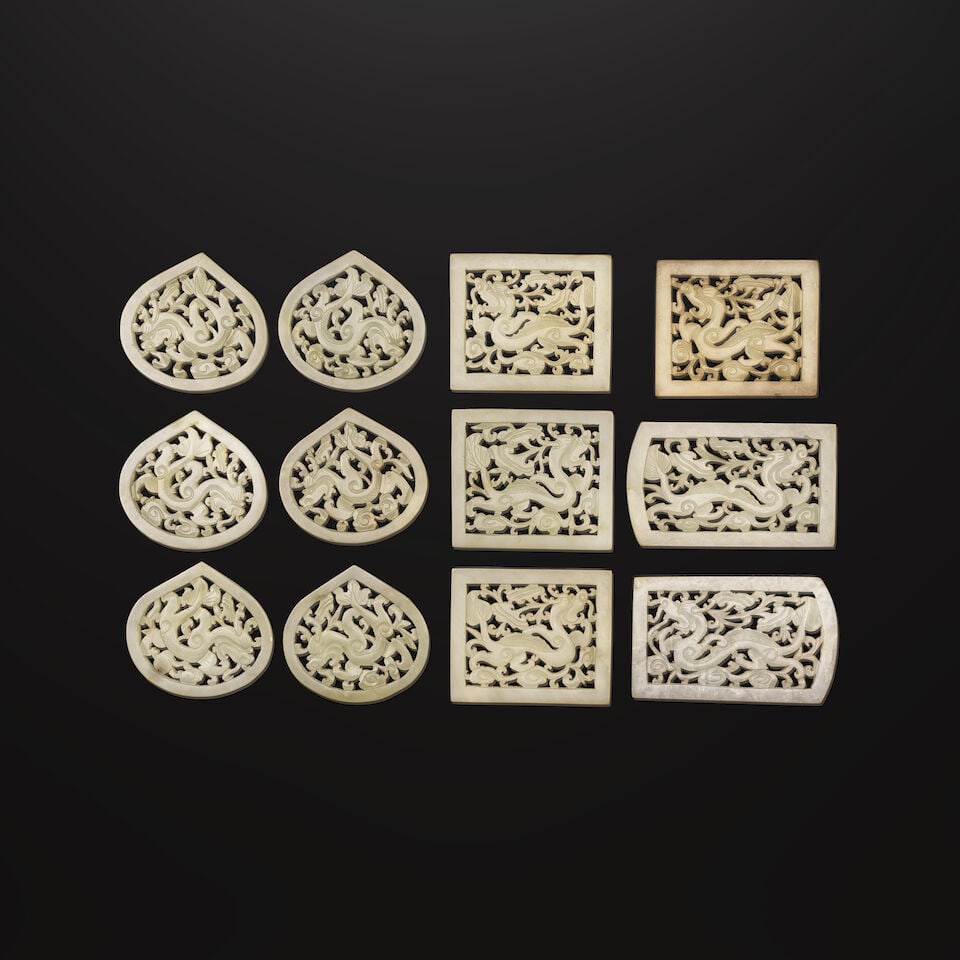DOUZE PLAQUES EN JADE ET BOWÉNITE SCULPTÉES ET AJOURÉES Fin de la Dynastie Qing (... (1 of 2)