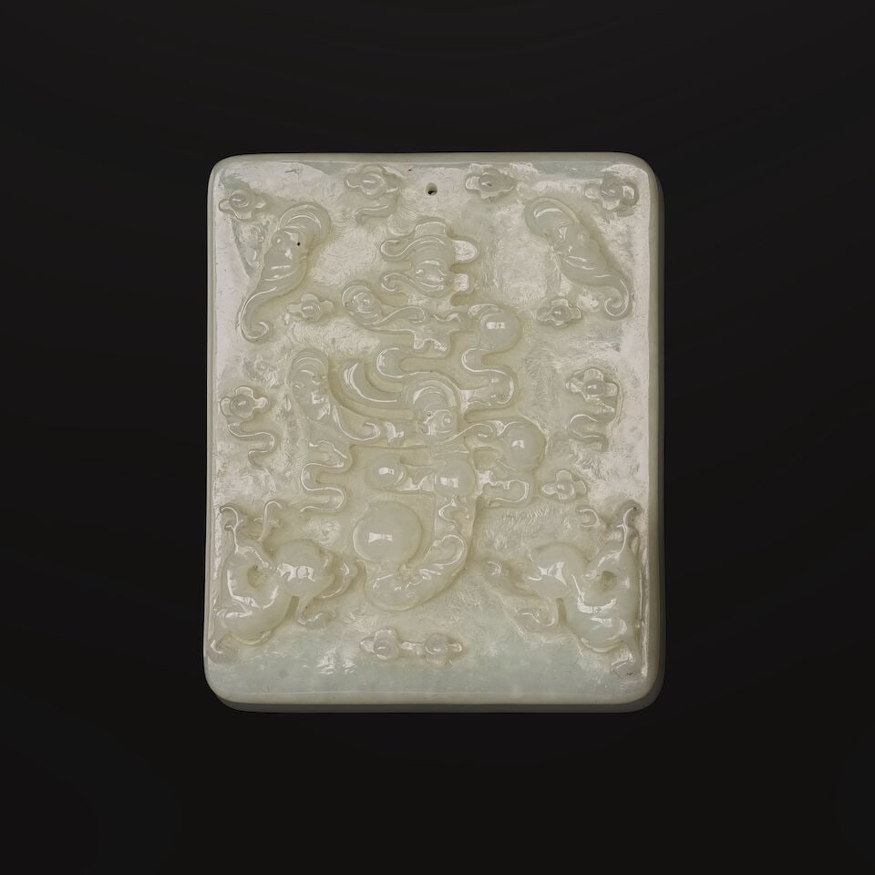 PLAQUE EN JADE CÉLADON PÂLE SCULPTÉ XXe siècle (1 of 3)