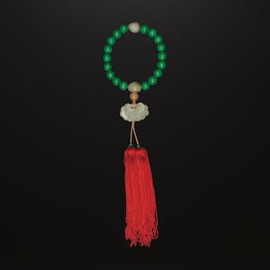 BRACELET EN JADEITE COMPRENANT DIX-HUIT PERLES XXe siècle (1 of 1)