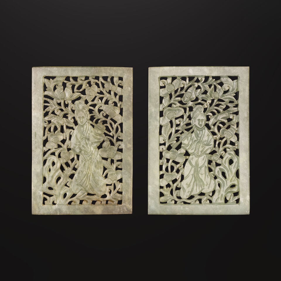 PAIRE DE PLAQUES RECTANGULAIRES EN BOWÉNITE SCULPTÉE ET AJOURÉE Dynastie Qing, XI... (1 of 2)