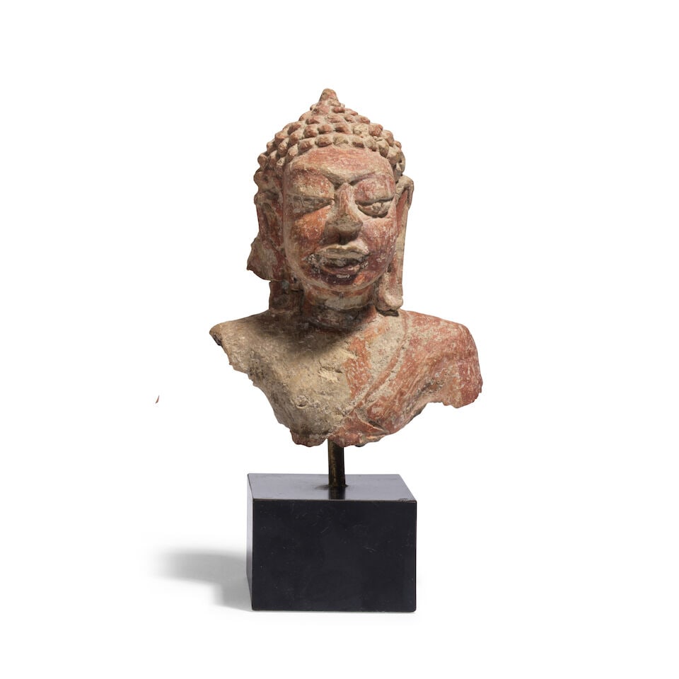 PETITE BUSTE DE BOUDDHA EN TERRE CUITE Thaïlande, époque Mon-Dvaravati, VIIIe-IXe si&... (1 of 1)