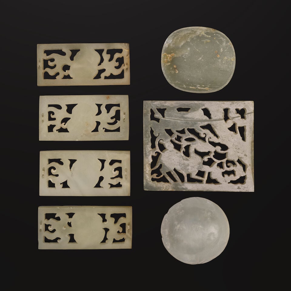 CINQ PLAQUES EN BOWÉNITE SCULPTÉE ET AJOURÉE ET DEUX PLAQUES CIRCULAIRES EN JADE ... - 2