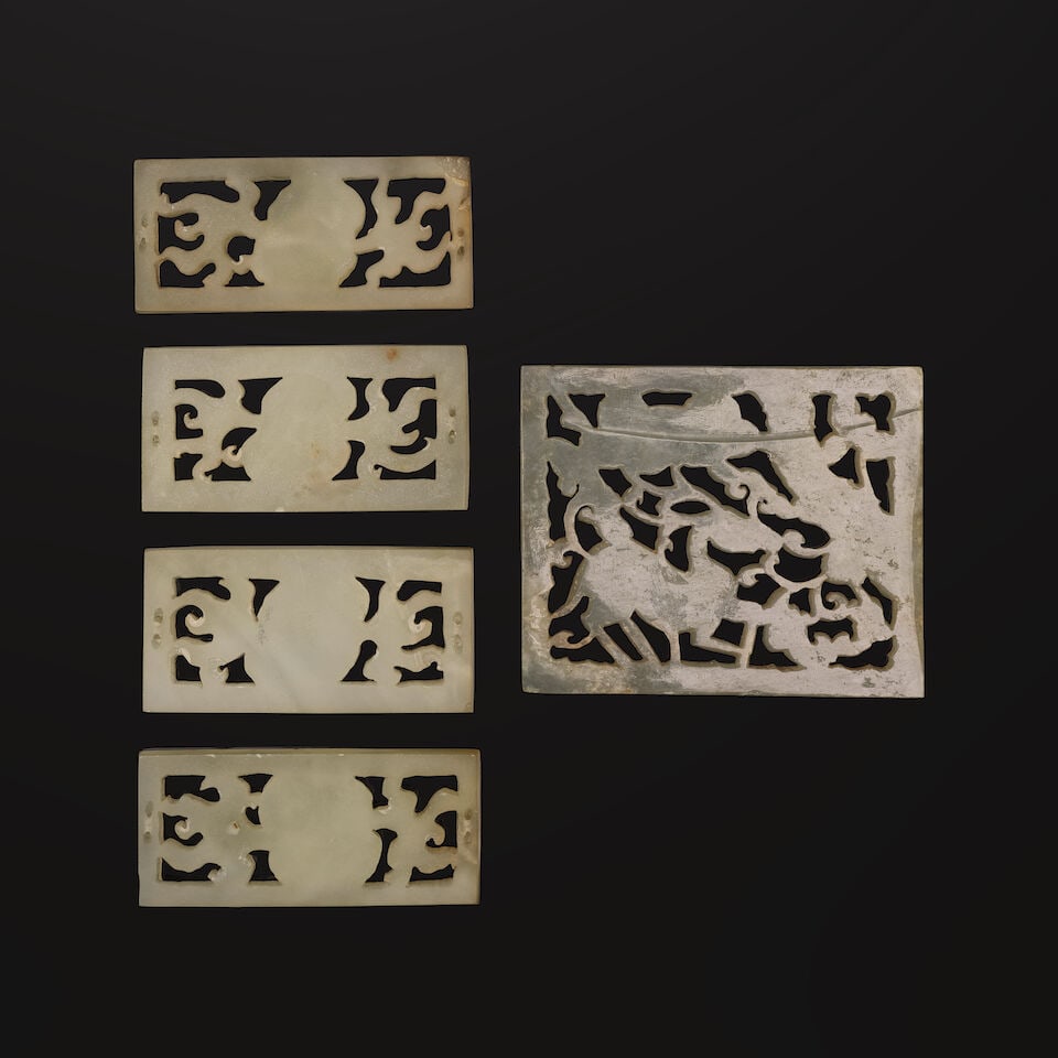 CINQ PLAQUES EN BOWÉNITE SCULPTÉE ET AJOURÉE ET DEUX PLAQUES CIRCULAIRES EN JADE ... - 3