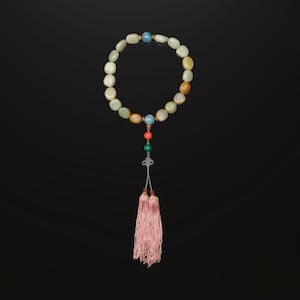 BRACELET EN JADE CÉLADON COMPRENANT DIX-HUIT PERLES XXe siècle (1 of 1)