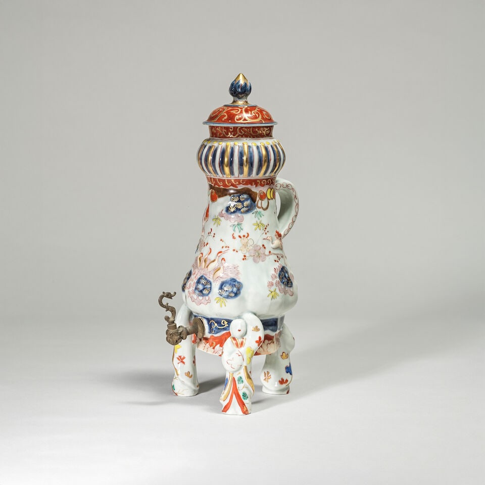 FONTAINE TRIPODE COUVERTE EN PORCELAINE IMARI Japon, époque Edo (1615-1868), XVII-XVIIIe si... (1 of 5)