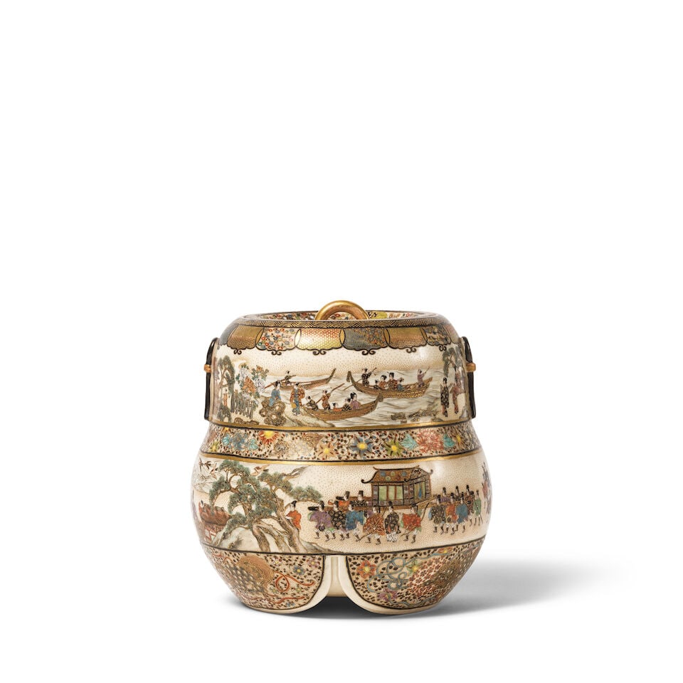 BRÛLE-PARFUM COUVERT EN GRÈS SATSUMA, KORO Signé Kyozan, époque Meiji (1868-...: BRÛLE-PARFUM COUVERT EN GRÈS SATSUMA, KORO Signé Kyozan, époque Meiji (1868-1912) A SATSUMA KORO (INCENSE BURNER) AND COVER Signed Kyozan, Meiji Period (1868-1912) Carved Chinese