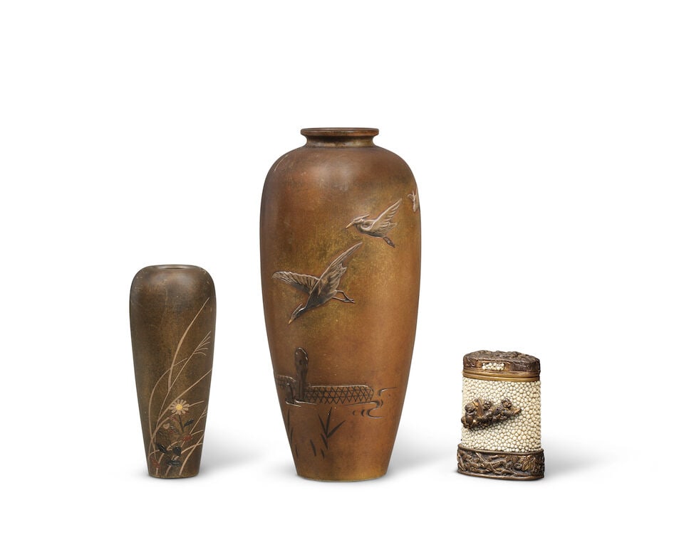 DEUX PETITS VASES EN BRONZE ET POMMEAU D'ÉPÉE TRANSFORMÉ EN BOÎTE Japon, ... (1 of 1)