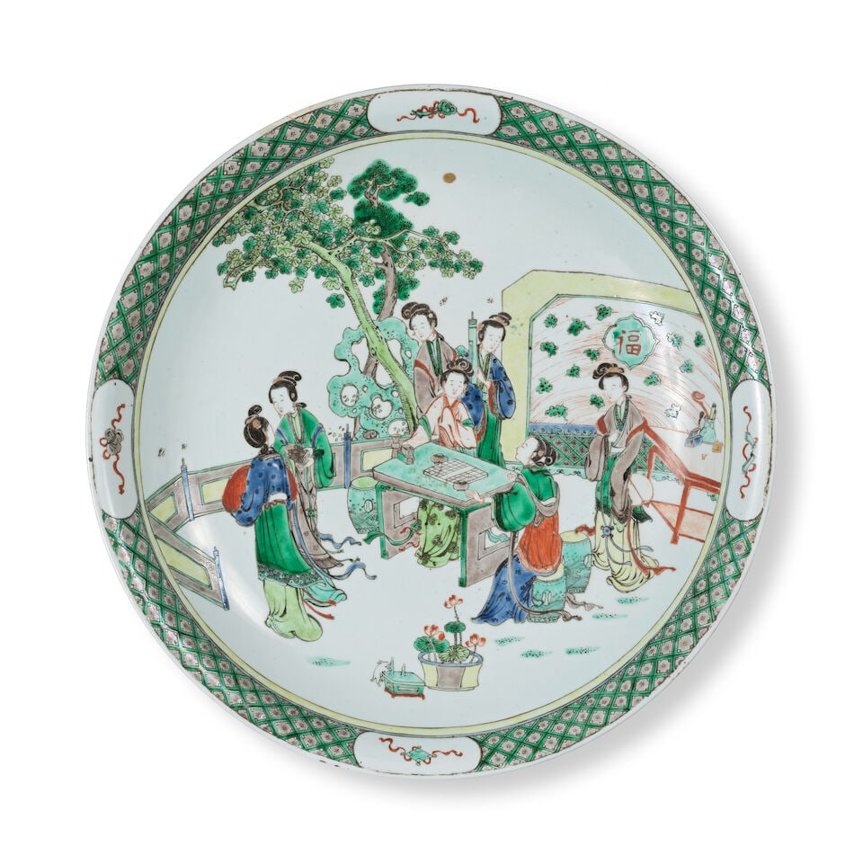 GRANDE ASSIETTE EN PORCELAINE DE LA FAMILLE VERTE Dynastie Qing, XIXe siècle: GRANDE ASSIETTE EN PORCELAINE DE LA FAMILLE VERTE Dynastie Qing, XIXe siècle A FAMILLE VERTE 'FIGURAL' CHARGER Qing Dynasty, 19th century 47 cm (18 1/2 in.) diam. Footnotes: Provenance: A French 