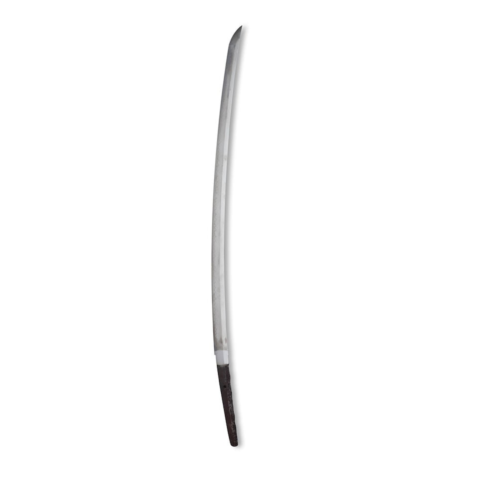 KATANA AVEC FOURREAU LAQUÉ Japon, époque Edo (1615-1868), XVIIIe siècle (2): KATANA AVEC FOURREAU LAQUÉ Japon, époque Edo (1615-1868), XVIIIe siècle A KATANA WITH LACQUERED SCABBARD Japan, Edo period (1615-1868), 18th century The blade: 72 cm (28 3/8 in.) long, 