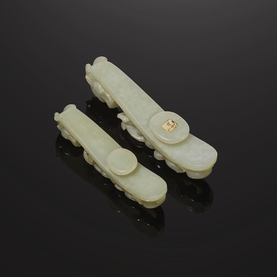 DEUX BOUCLES DE CEINTURE EN JADE CÉLADON SCULPTÉ Dynastie Qing, XIXe siècle (2) - 2