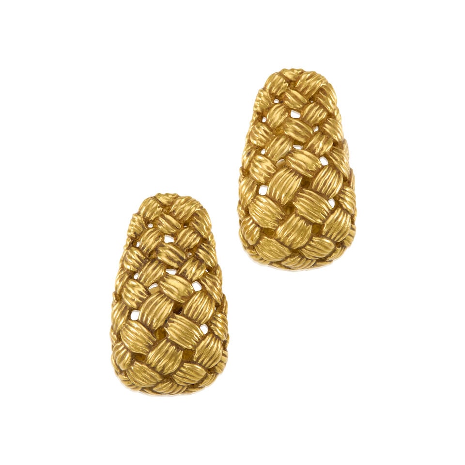 ANGELA CUMMINGS: PAIR OF 18K GOLD EARCLIPS, CIRCA 1987: ANGELA CUMMINGS: PAIR OF 18K GOLD EARCLIPS, CIRCA 1987 • 18k yellow gold • Signed CUMMINGS, 1987 • Measures 1 1/8 x 3/4 in. • Estimated gross weight: 27.3 grams Footnotes: Over