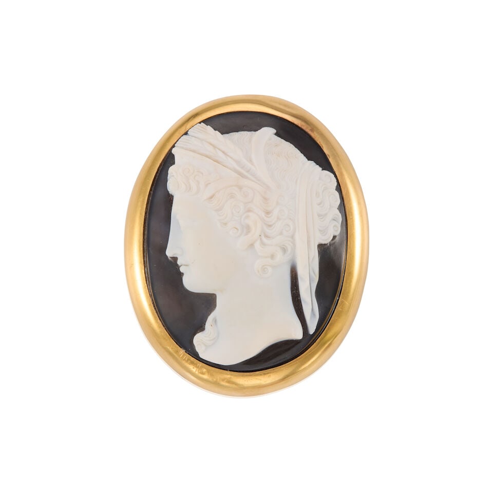 ANTIQUE 14K GOLD AND AGATE CAMEO BROOCH: ANTIQUE 14K GOLD AND AGATE CAMEO BROOCH • 14k yellow gold • 1 oval banded agate cameo • Measures 2 x 1 3/4 in. • Estimated gross weight: 41.0 grams Footnotes: Overall