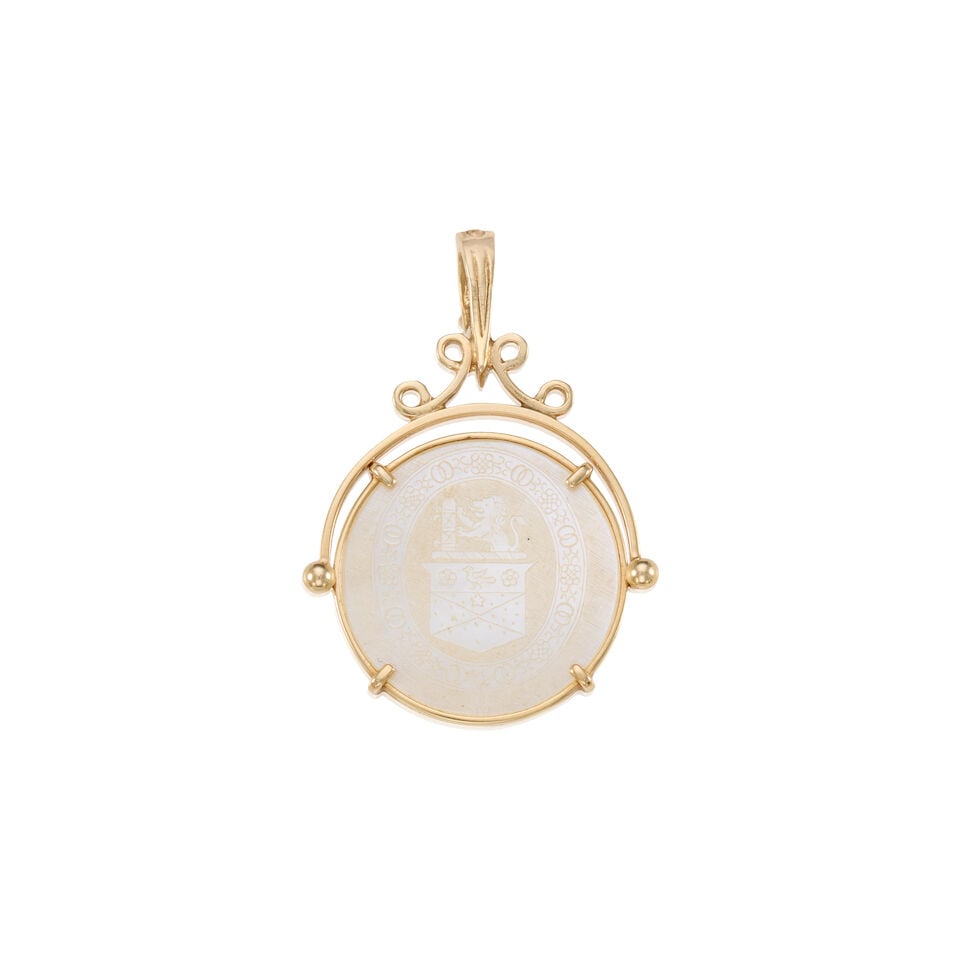 14K GOLD AND MOTHER OF PEARL PENDANT: 14K GOLD AND MOTHER OF PEARL PENDANT • 14k yellow gold • 1 round carved mother of pearl tablet measuring approximately 20.74 in diameter • Measures 1 1/2 x 1 in. • Estimated