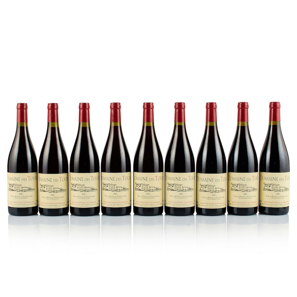 Domaine des Tours, Vin de Pays de Vaucluse, 2020 & 2021 (9 x 750ml): Domaine des Tours, Vin de Pays de Vaucluse, 2020 (6 x 750ml) Region: Rhône Valley Fill Level: excellent Capsule: 6x scratched on top Cork: 2x very slightly depressed, 4x ok Label: 1x very slightl
