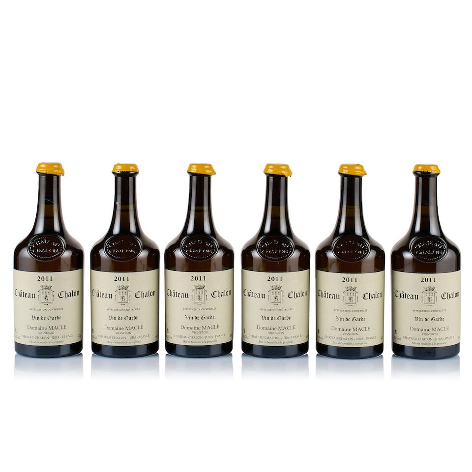 Domaine Jean Macle, Château-Chalon, 2011 (6 x 620ml): Domaine Jean Macle, Château-Chalon, 2011 (6 x 620ml) Region: Jura Fill Level: 2x under 2cm, 2x under 1.5cm, 2x good below base of corks Capsule: yellow wax, ok Cork: ok Label: excellent appearanc