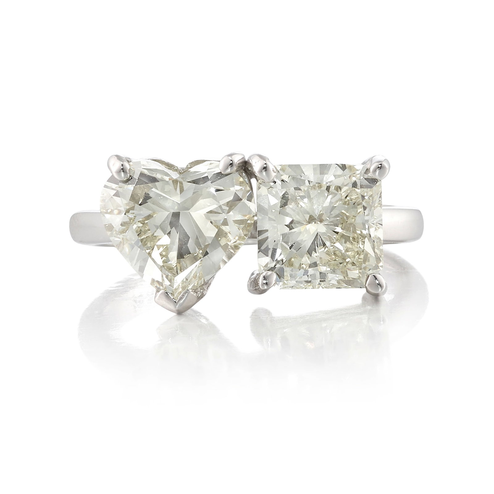 AN 18K WHITE GOLD AND DIAMOND RING (1 of 1)