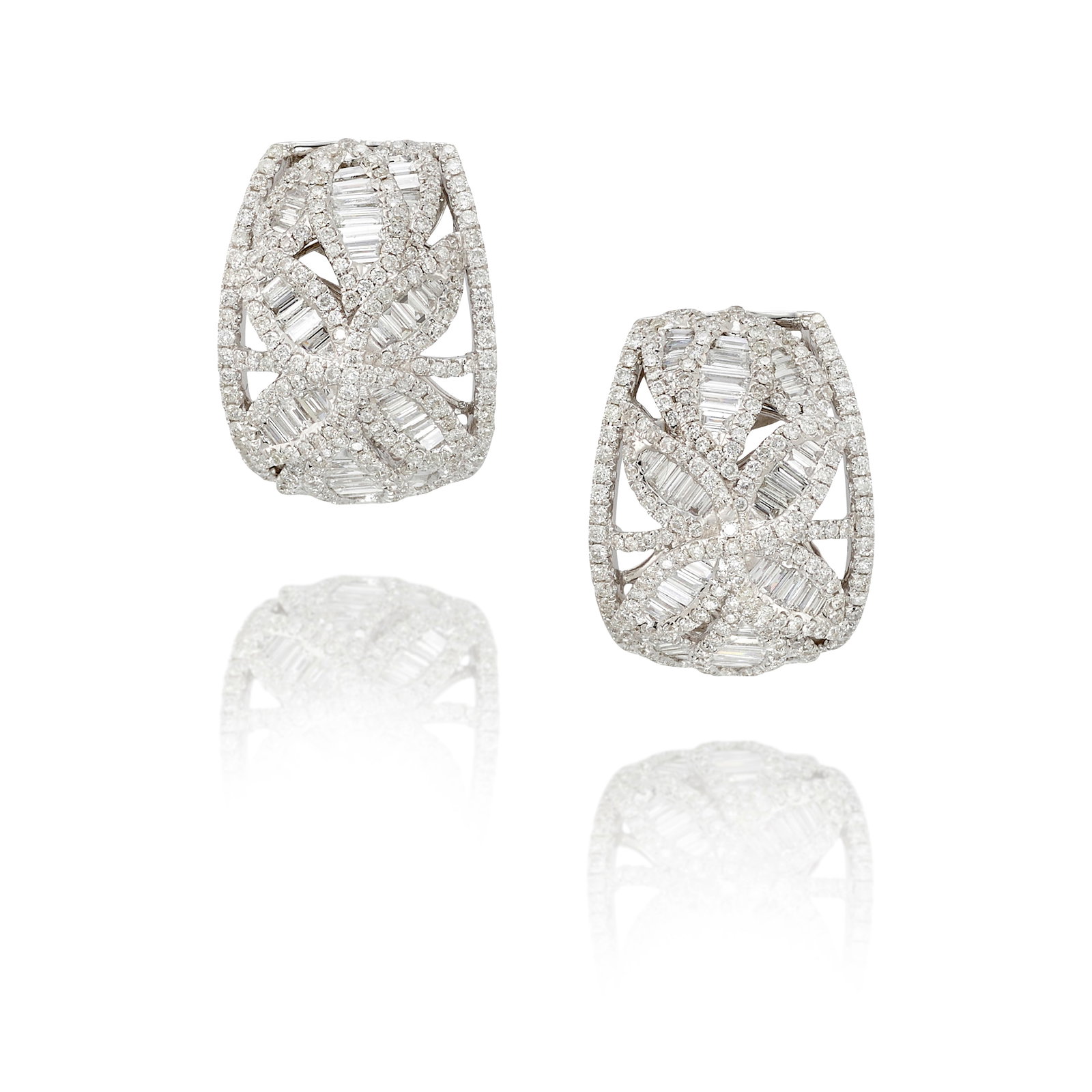 A PAIR OF 18K WHITE GOLD AND DIAMOND EARRINGS (1 of 1)