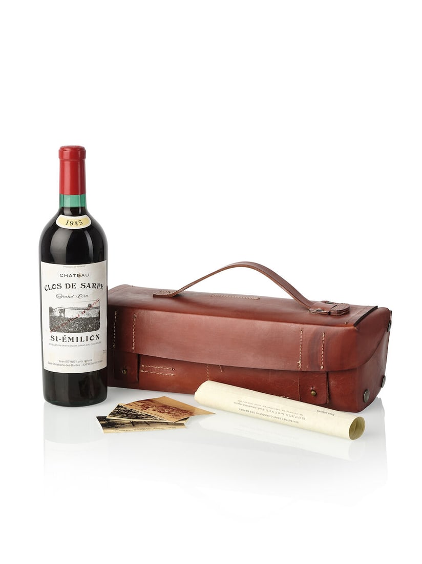 Château Clos de Sarpe, 1945 (1x 730ml): Château Clos de Sarpe, 1945 (1x 730ml) Region: Bordeaux Fill Level: base neck Capsule: modern capsule Label: slightly scuffed, bin-soiled Packaging: individual leather case, including proof of au