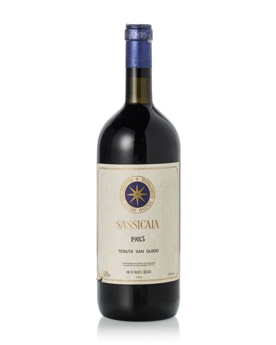 Sassicaia, 1985 (1x Magnum): Sassicaia, 1985 (1x Magnum) Region: Italy Fill Level: base neck Capsule: damaged and scuffed Label: slightly bin-soiled, slightly marked and slightly nicked For further information on this lot please 