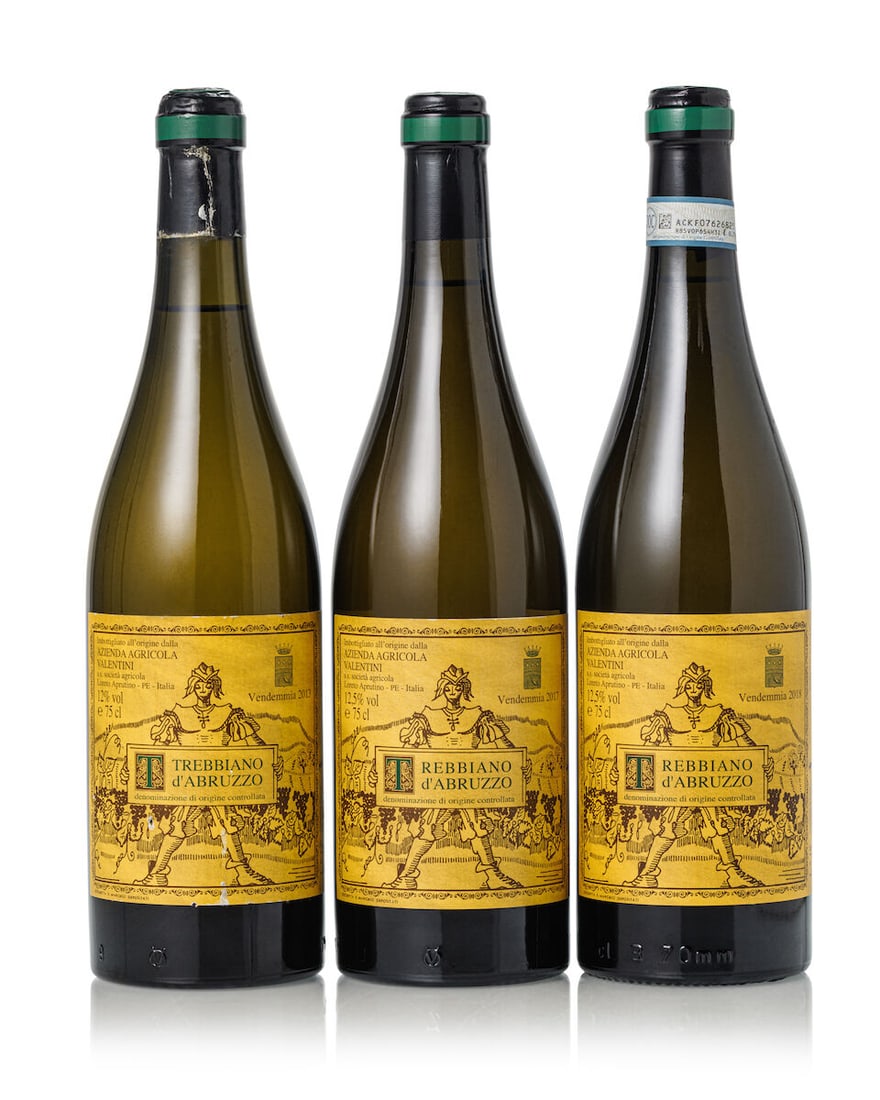 Valentini Trebbiano d'Abruzzo, 2013 (1x 750ml) Valentini Trebbiano d'Abruzzo, 2017 (1x 750ml) ...: Valentini Trebbiano d'Abruzzo, 2013 (1x 750ml) Region: Italy Capsule: slightly scuffed Cork: protruded, signs of old seepage Label: slightly scuffed Valentini Trebbiano d'Abruzzo, 2017 (1x 750ml) Regi