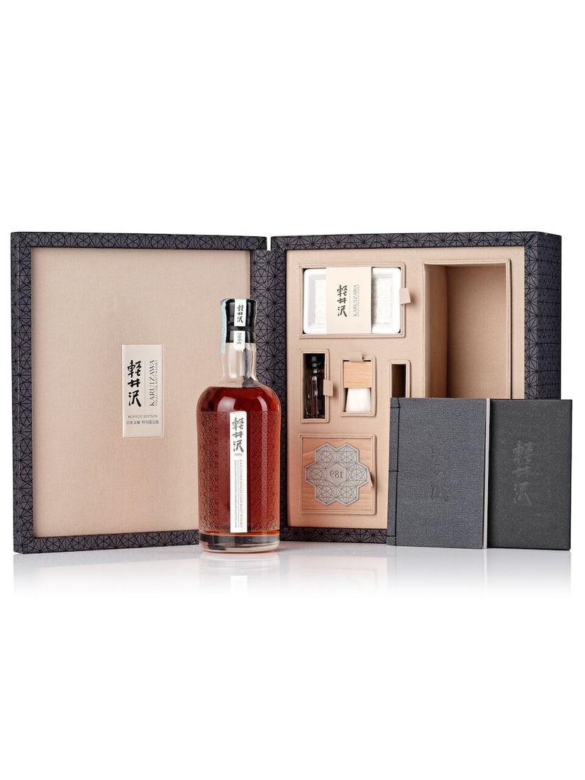 輕井沢 Karuizawa 50 Year Old Cask #8636, 1965 (1x 700ml): 輕井沢 Karuizawa 50 Year Old Cask #8636, 1965 (1x 700ml) Region: Japan Capsule: wax capsule with a crack line Label: Engraved and Washi Paper label Packaging: stained and slightly wo