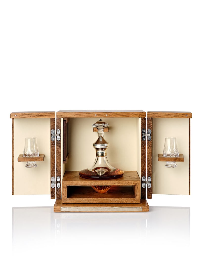The Macallan 42 Year Old Duncan Taylor The Rarest Collection, 1969 (1x 700ml): The Macallan 42 Year Old Duncan Taylor The Rarest Collection, 1969 (1x 700ml) Region: Speyside Fill Level: filled to 700ml Label: engraved labelling Packaging: Sterling silver mounted crystal