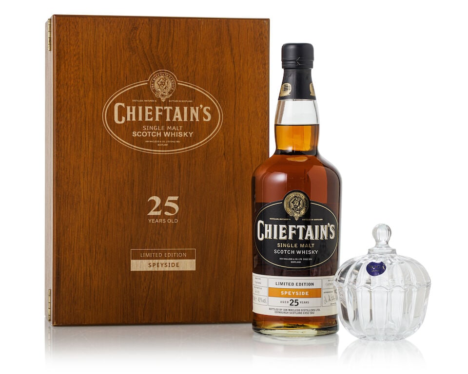 Speyside 25 Year Old Chieftain's (1x 700ml): Speyside 25 Year Old Chieftain's (1x 700ml) Region: Speyside Fill Level: into neck Capsule: creased capsule Label: slightly stained label Packaging: slightly stained original presentation wooden