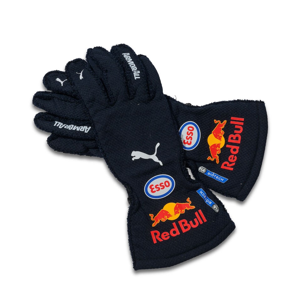 Max Verstappen's Oracle Red Bull racing 2022 championship winning year used gloves, (1 of 4)