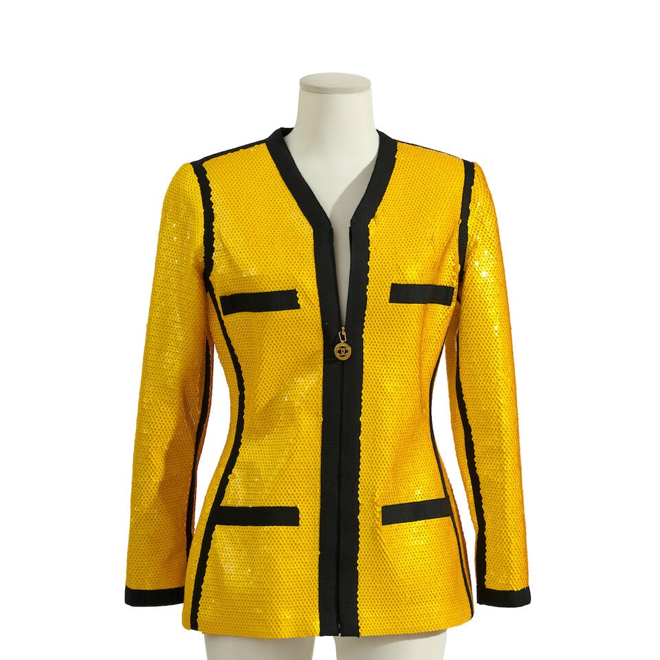 Chanel, collection Prêt-à-Porter, Printemps/Eté 1991. Veste Surf à sequins j...: Chanel, collection Prêt-à-Porter, Printemps/Eté 1991. Veste Surf à sequins jaune et gros grain noir. Chanel, Ready-to-Wear collection, Spring/Summer 1991. Yellow sequinned 'Surf'