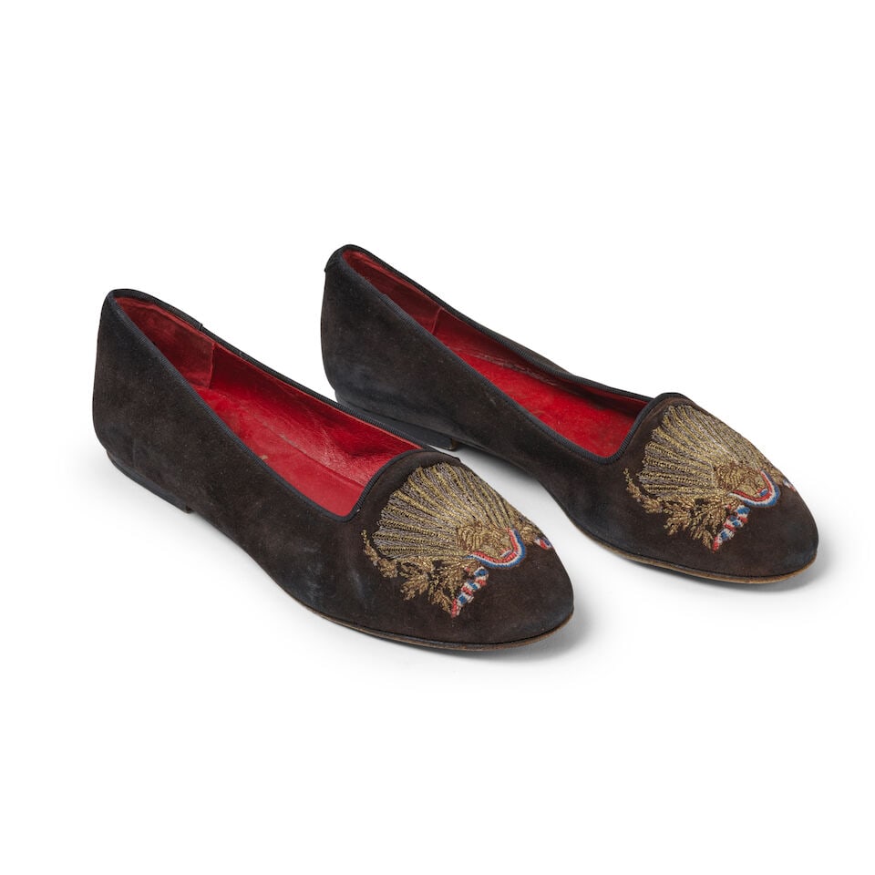 Hermès Paris, circa 1980. Paire de ballerines Bicentenaire en daim chocolat brodé. Her...: Hermès Paris, circa 1980. Paire de ballerines Bicentenaire en daim chocolat brodé. Hermès Paris, circa 1980. Pair of Bicentenaire ballerina flats in embroidered chocolate suede. Sign