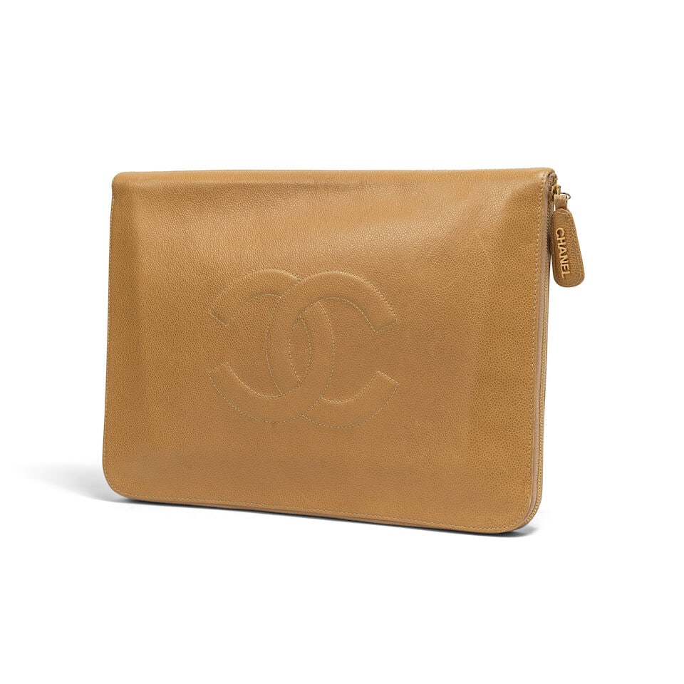Chanel. Porte documents en cuir caviar beige. Chanel. Beige caviar leather document holder. (1 of 2)