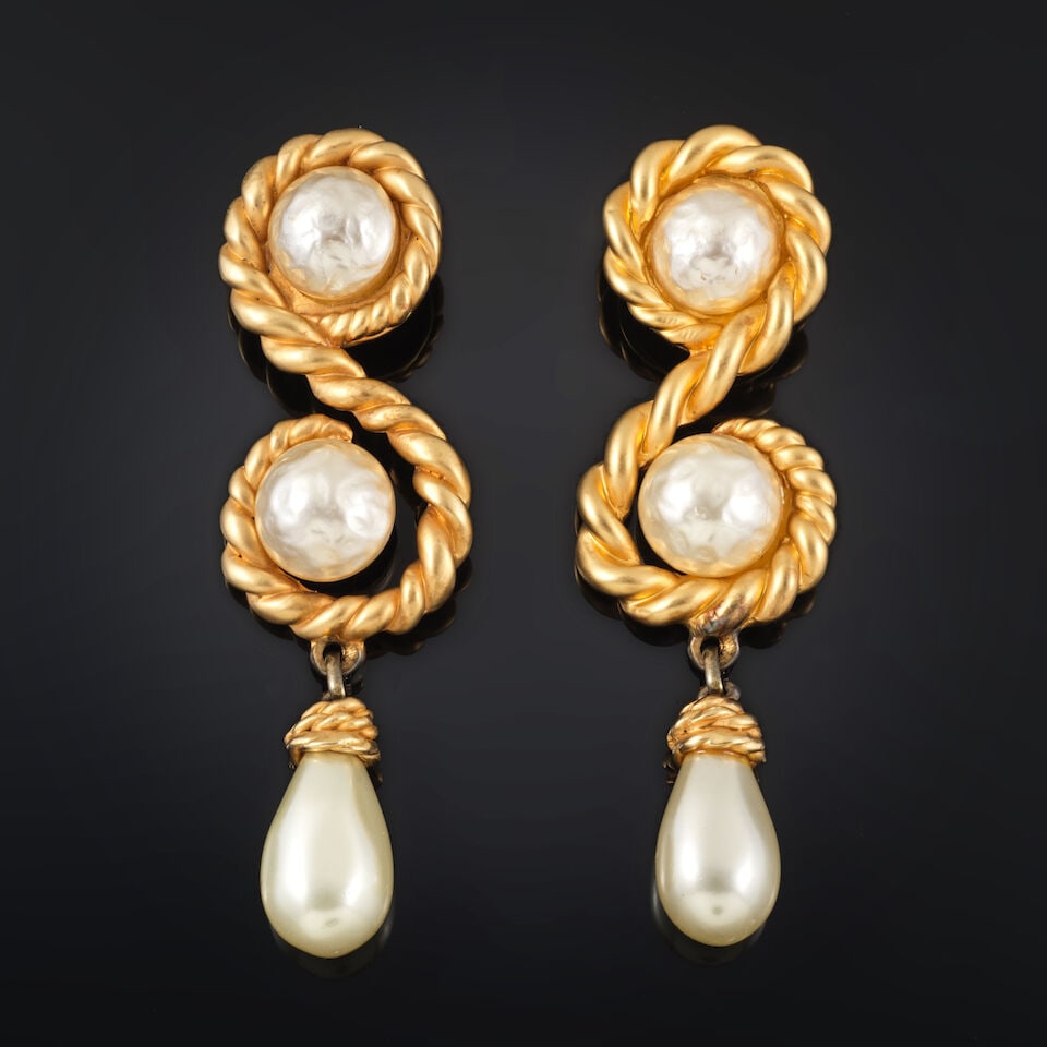 Chanel par Victoire de Castellane, collection Prêt à Porter Printemps/Eté 1990. I...: Chanel par Victoire de Castellane, collection Prêt à Porter Printemps/Eté 1990. Importante paire de clips d'oreilles en résine doré façon cordage. Chanel by Victoire de