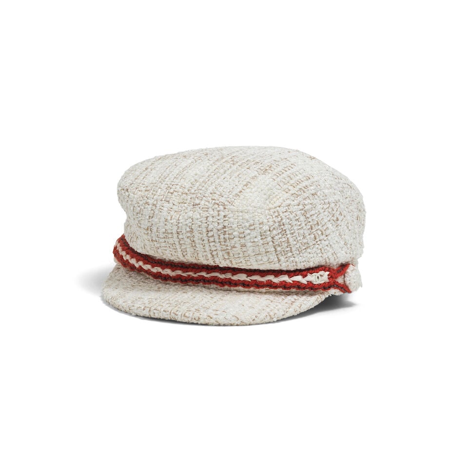 Chanel, collection Métiers d'Art 2016 Paris-Hambourg. Casquette en tweed écru. Chanel,...: Chanel, collection Métiers d'Art 2016 Paris-Hambourg. Casquette en tweed écru. Chanel, Métiers d'Art 2016 Paris-Hamburg collection. Ecru tweed cap. Condition grade: A. Taille
