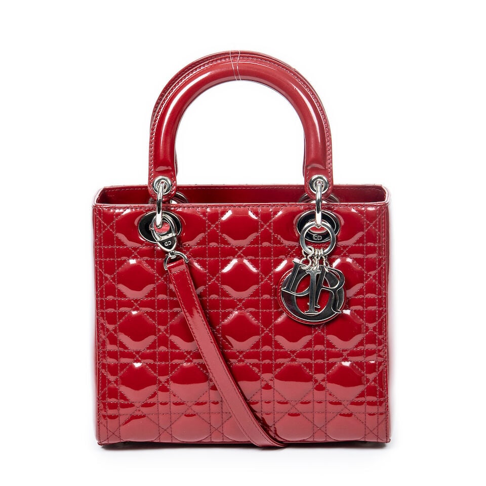 Christian Dior, année 2014. Sac Lady Dior en cuir vernis rouge à surpiqures cannage. C...: Christian Dior, année 2014. Sac Lady Dior en cuir vernis rouge à surpiqures cannage. Christian Dior, year 2014. Lady Dior bag in red patent leather with cannage stitching. Condition grade: A
