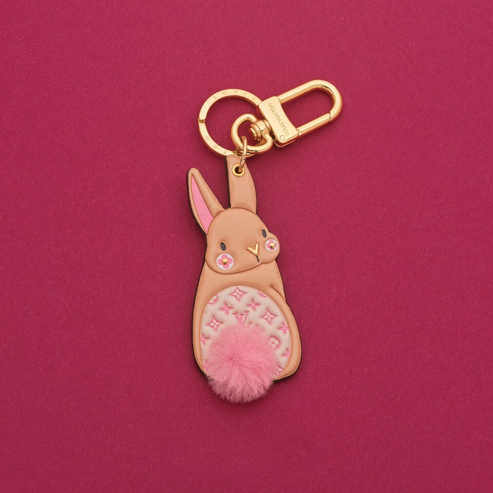 Louis Vuitton, année 2023. Porte clé Lapin en cuir Monogram beige, rose. Louis Vuitton...: Louis Vuitton, année 2023. Porte clé Lapin en cuir Monogram beige, rose. Louis Vuitton, year 2023. Rabbit key ring in beige and pink Monogram leather. Long./Length: 13 cm. Footnotes: An