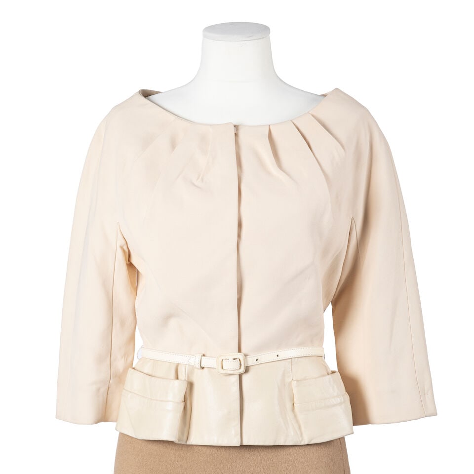 Christian Dior, collection Prêt-à-Porter, Printemps-Eté 2012. Veste en crêpe...: Christian Dior, collection Prêt-à-Porter, Printemps-Eté 2012. Veste en crêpe de soie et cuir coquille d'œuf. Christian Dior, Ready-to-Wear, Spring-Summer 2012. Silk crepe and