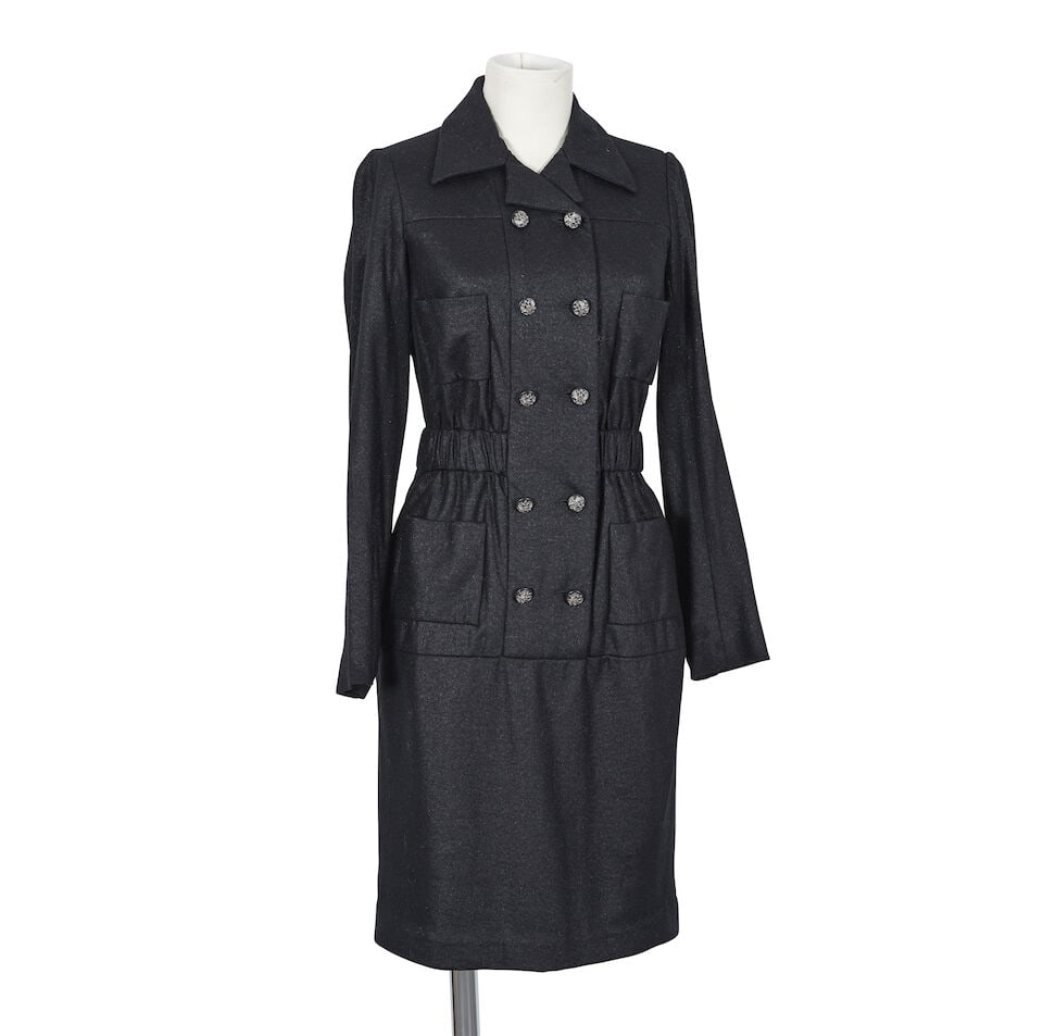 CHANEL, collection Prêt à Porter Pre-Fall 2009. Robe en lainage noir irisé. Chane...: CHANEL, collection Prêt à Porter Pre-Fall 2009. Robe en lainage noir irisé. Chanel, Pre-Fall, Ready-to-Wear collection 2009. Iridescent black wool dress. Directeur artistique : Karl