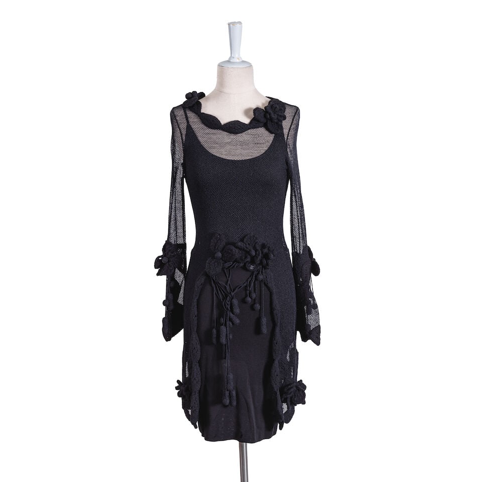 Chanel, collection Prêt-à-Porter, Automne/Hiver 2007. Robe noire en maille cousu de fl... (1 of 2)