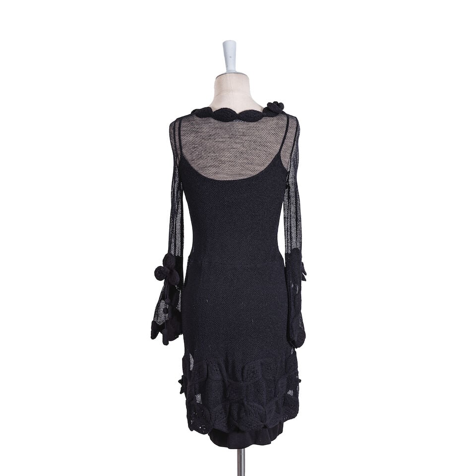 Chanel, collection Prêt-à-Porter, Automne/Hiver 2007. Robe noire en maille cousu de fl... - 2