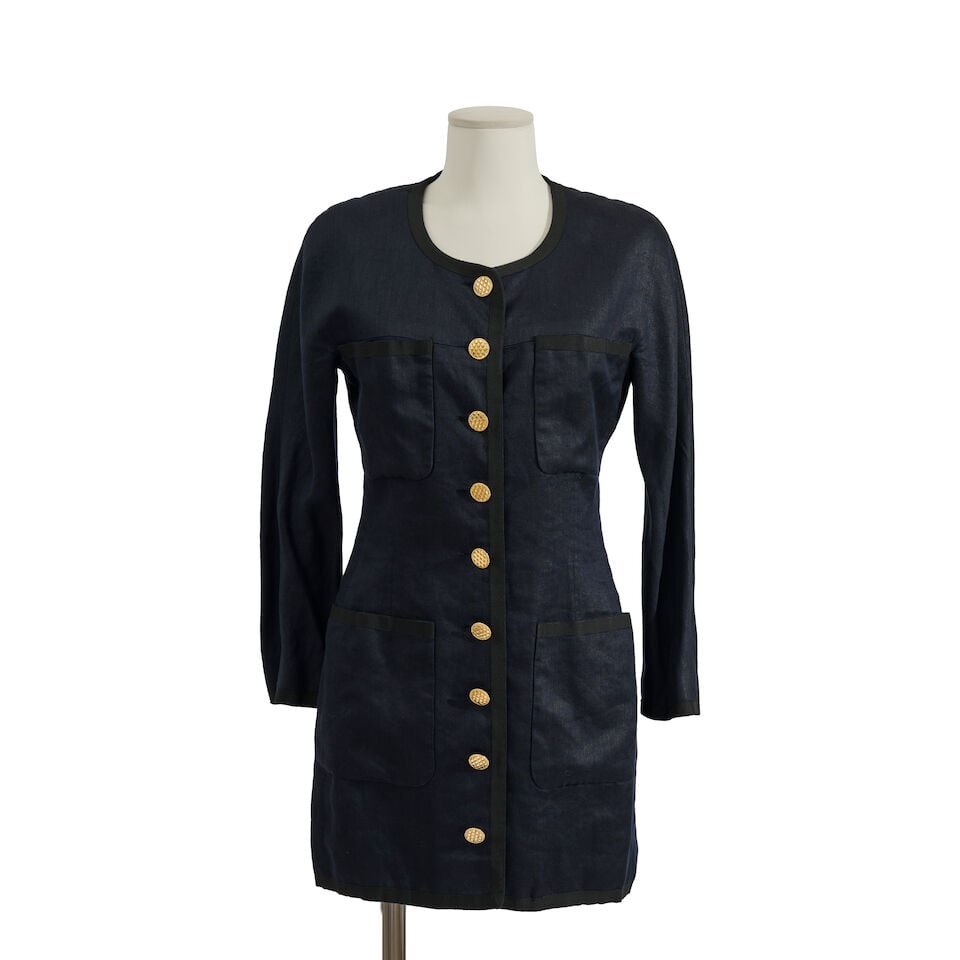 Chanel, collection Prêt à Porter, circa 1990. Robe manteau en lin marine à ganse ...: Chanel, collection Prêt à Porter, circa 1990. Robe manteau en lin marine à ganse noire. Chanel, Ready-to-Wear collection, circa 1990. Navy linen coat dress with black trim. Directeur ar