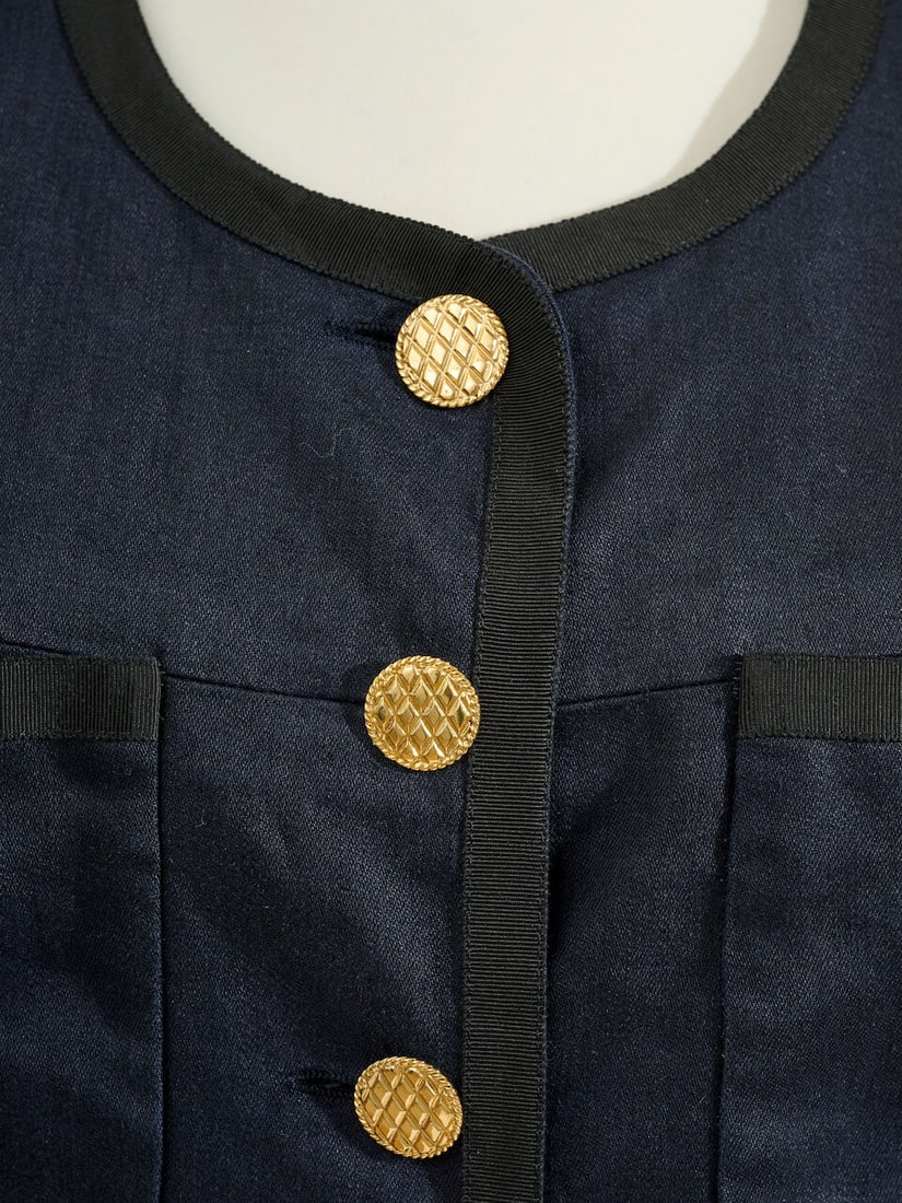 Chanel, collection Prêt à Porter, circa 1990. Robe manteau en lin marine à ganse ... - 2