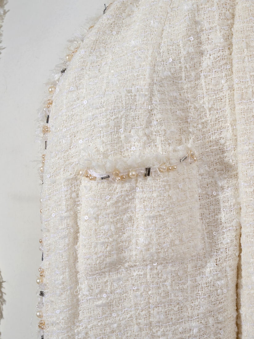 Chanel, collection Prêt à Porter, circa 2000. Veste en tweed blanc brodé de perle... - 2