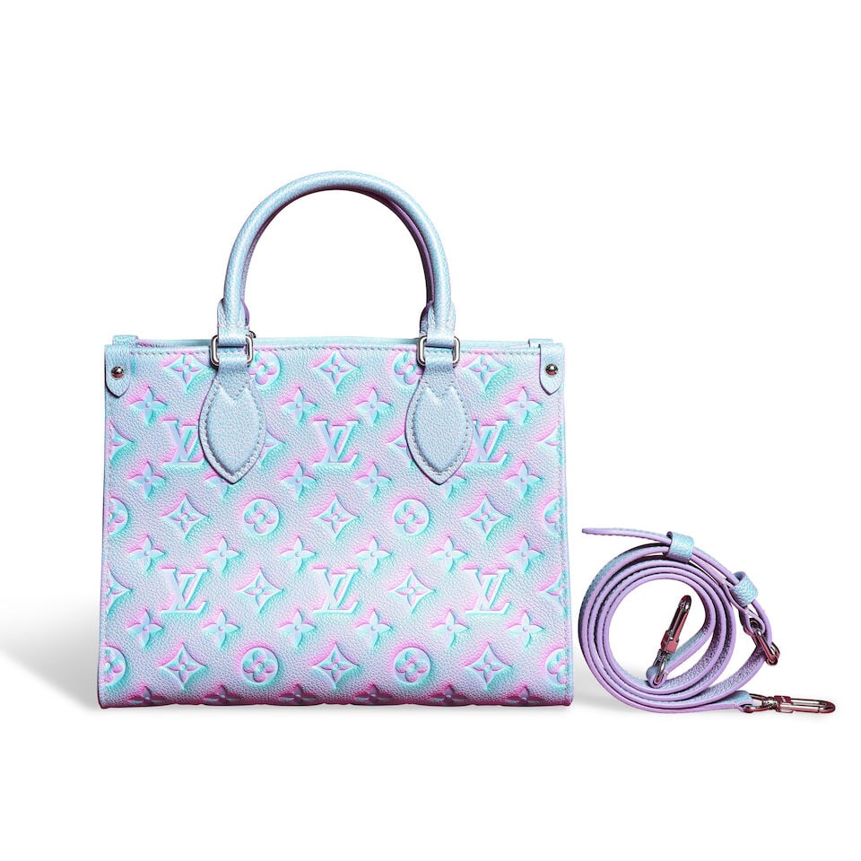 Louis Vuitton, collection en Edition Limitée Stardust Eté 2022. Sac OnTheGo PM en cuir...: Louis Vuitton, collection en Edition Limitée Stardust Eté 2022. Sac OnTheGo PM en cuir Monogram Empreinte bleu, rose, vert. Louis Vuitton, Summer 2022 Stardust Limited Edition collection. On