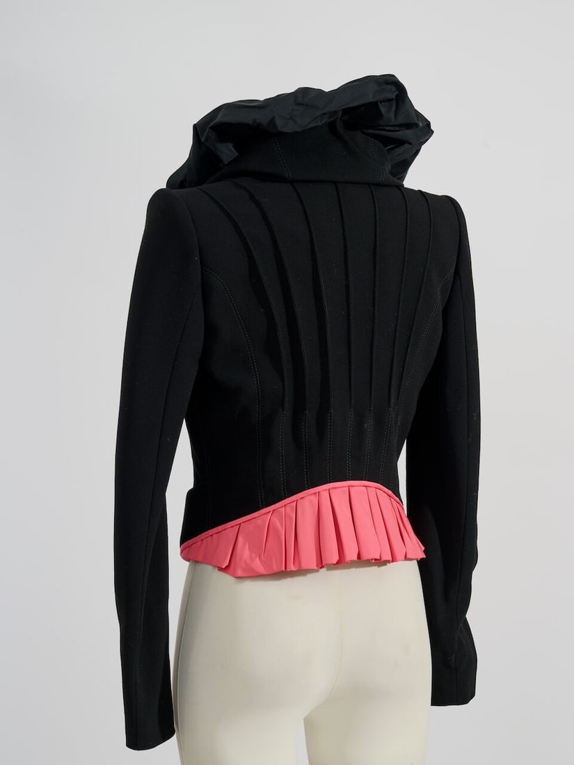Louis Vuitton, collection Prêt à Porter, Automne/Hiver 2009. Veste noire à col fr... - 3
