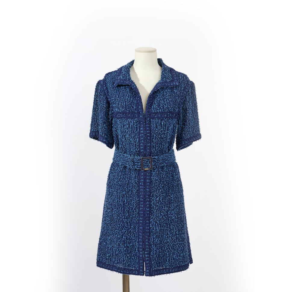 Chanel, collection Prêt à Porter Automne/Hiver 2013. Robe manteau en tweed effiloch...: Chanel, collection Prêt à Porter Automne/Hiver 2013. Robe manteau en tweed effiloché marine. Chanel, Fall/Winter 2013 Ready to Wear collection. Navy blue frayed tweed coat dress. Direct